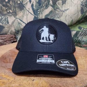 Gorra Richardson–Negro- Hombre enlazando