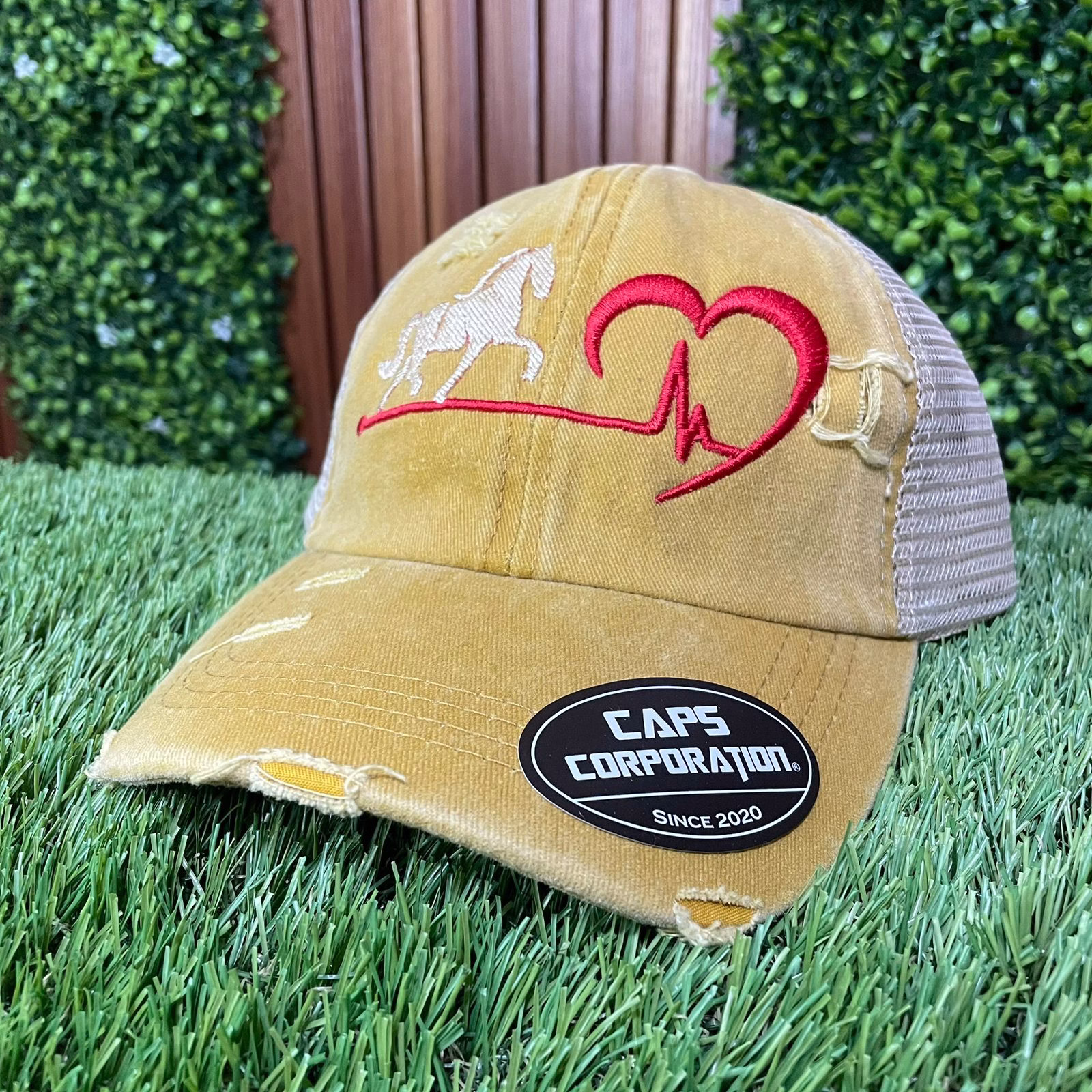 GORRA LIGHT BEIGE /CON ABERTURA PARA COLETA/HORSE HEART HORSE