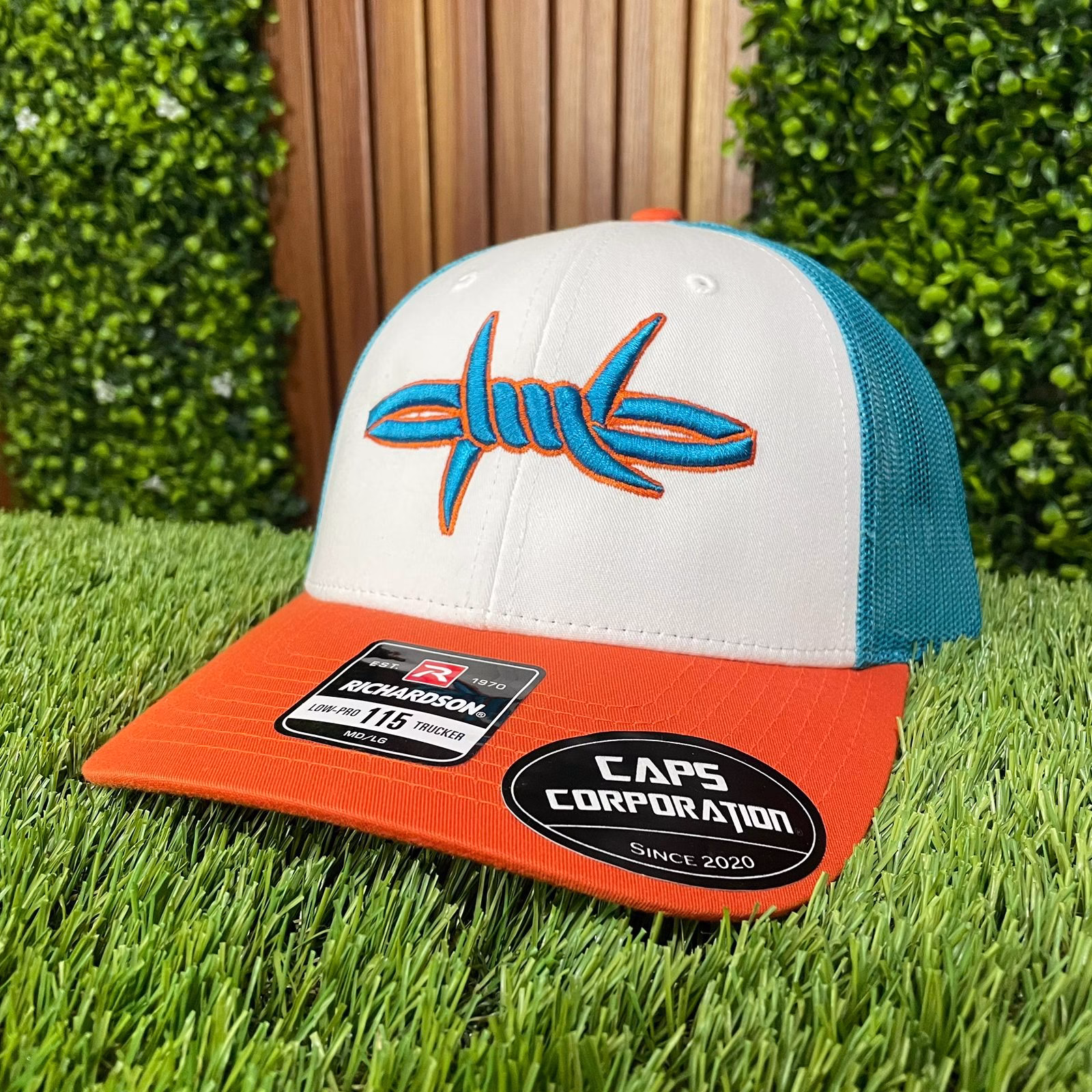 GORRA RICHARDSON WHITE/BLUE HAWAIIAN/ ORANGE- WIRE SPIKES